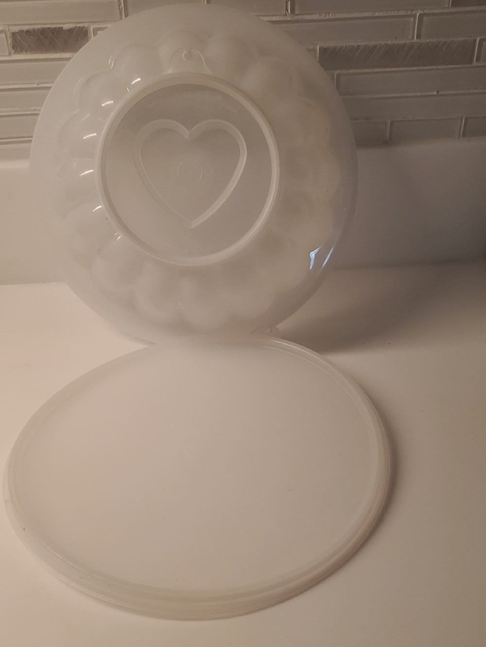 Tupperware White Serving Bowl with Lid